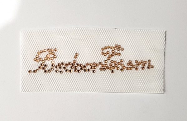 Bedoon Essm very small cursive logo -gold