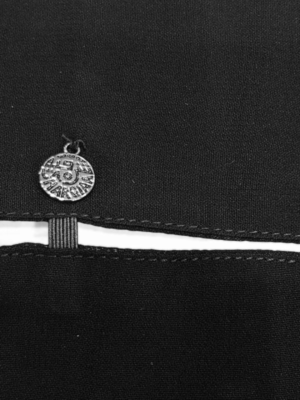 ROUND BLACK METAL TAG WITH 2 ELASTIC - Image 2